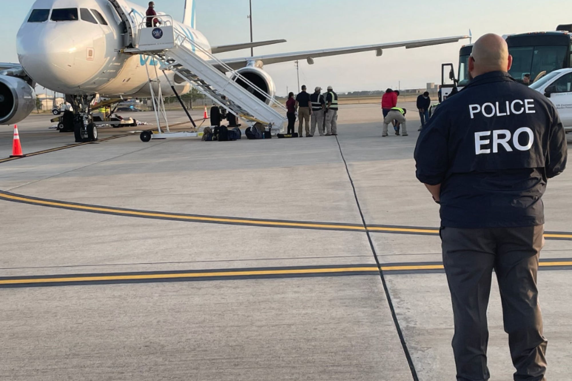 Luego de ser liberado, el héroe de guerra de EE.UU. tenía una orden de deportación por su situación irregular y por haber sido condenado