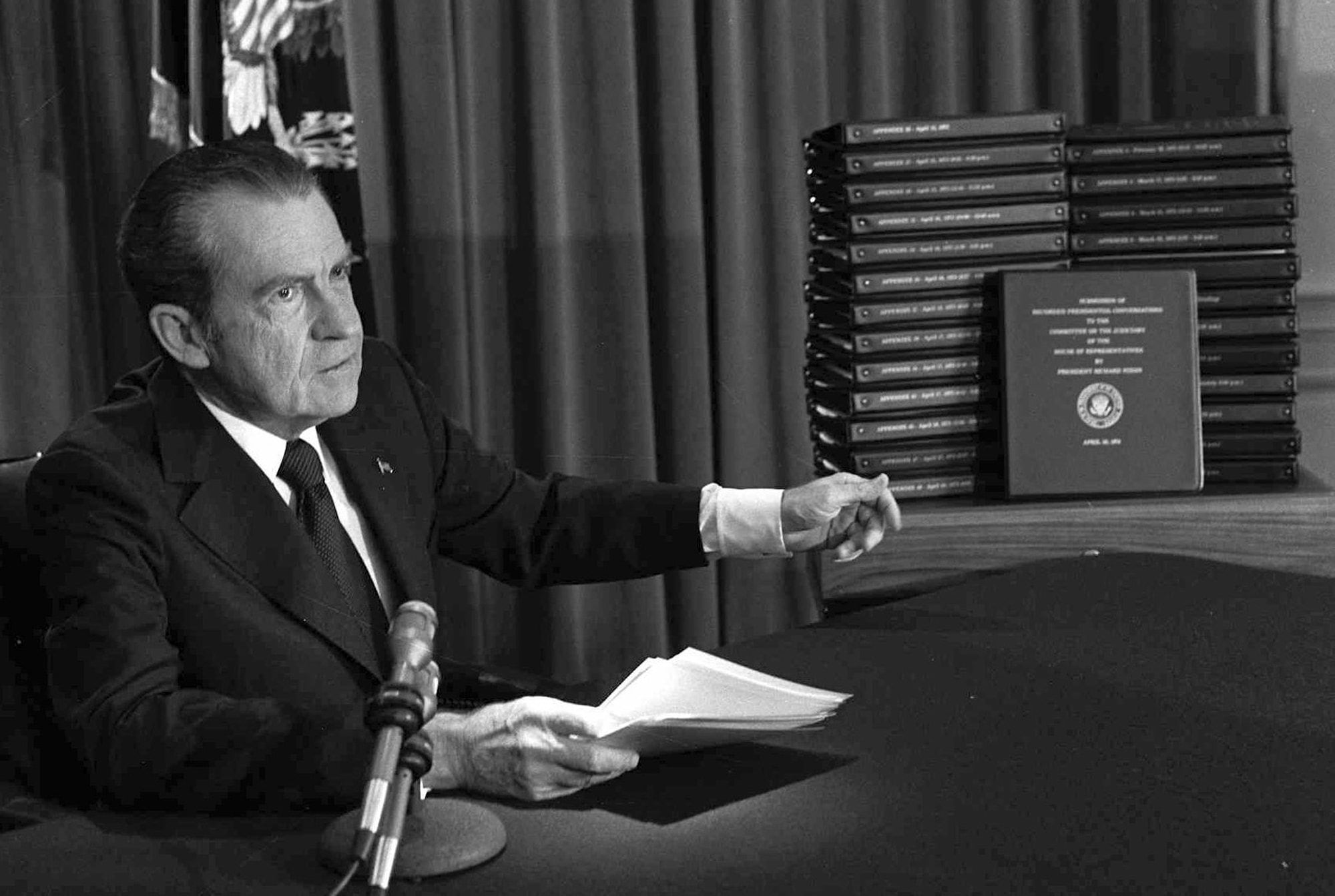 Richard M. Nixon muestra transcripciones de grabaciones de audio de la Casa Blanca, en abril de 1974