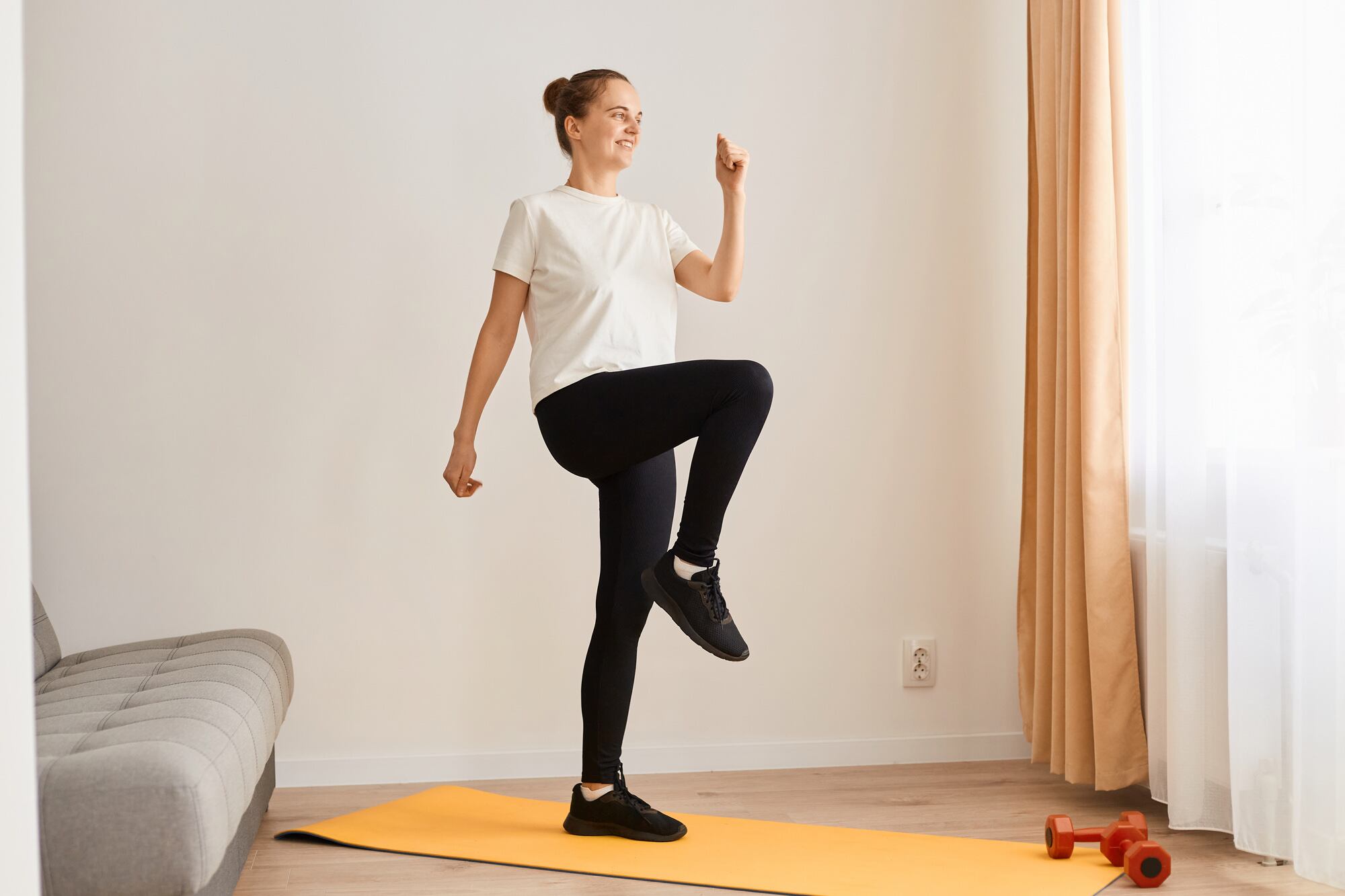 Para mayores de 50: ¿por qué los expertos recomiendan pararse sobre una sola pierna? 5 Los entrenamientos con una sola pierna fortalecen el tronco y las extremidades inferiores