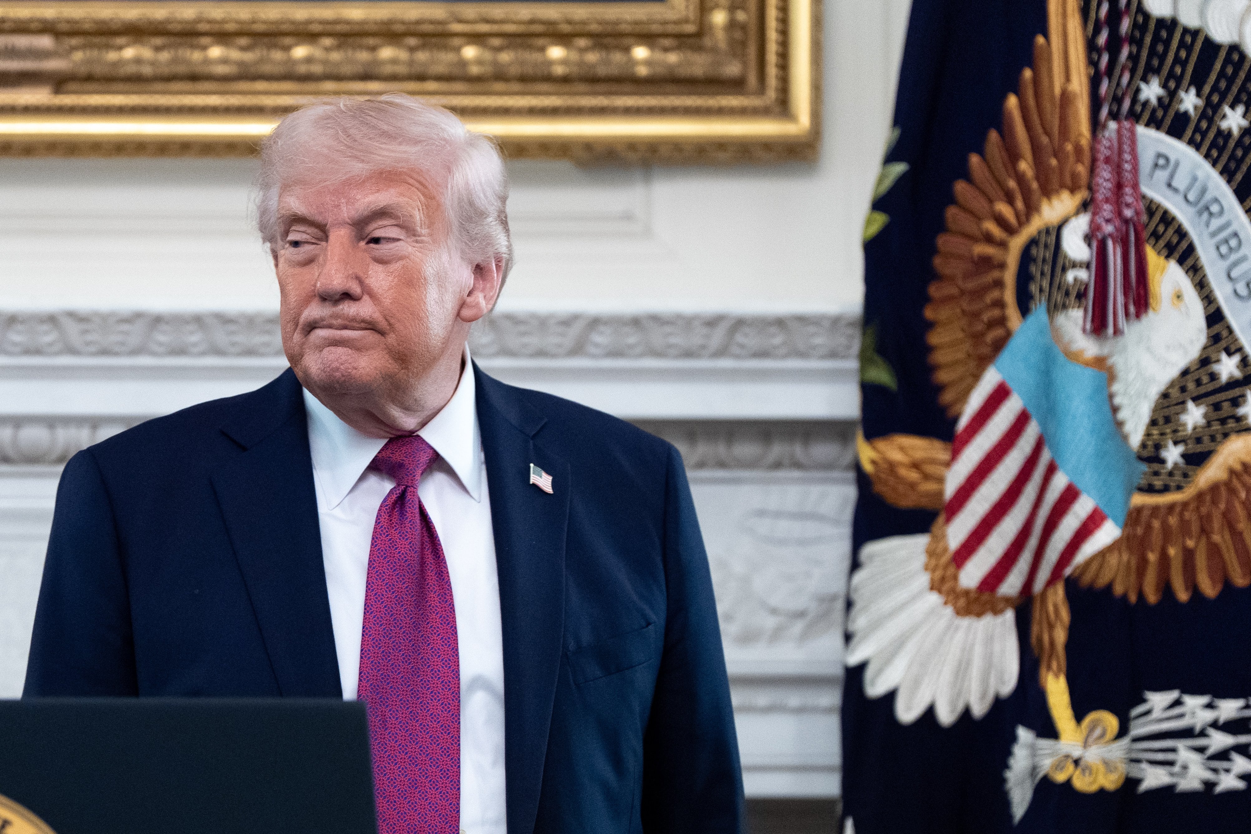 El presidente Trump tras pronunciar un discurso en un evento para campeones nacionales de la NCAA en el Comedor de Estado de la Casa Blanca