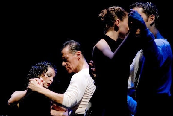En el centro, Nora Robles y Pedro Calveyra, pareja central de la compañía Tangokinesis