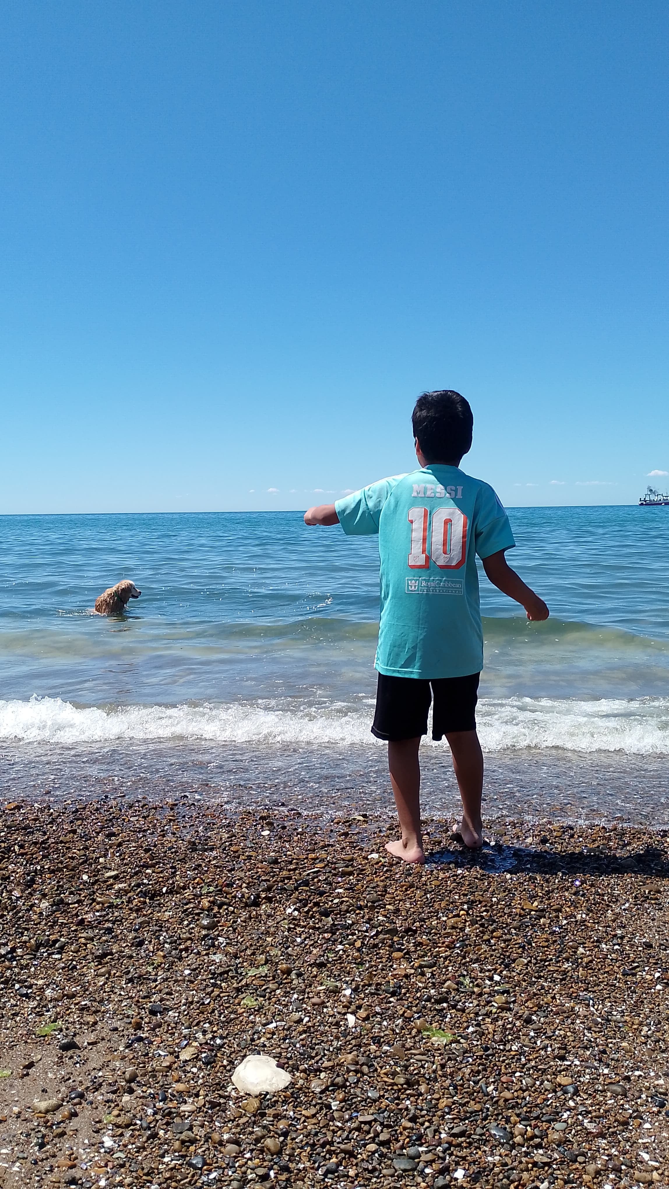 T es fan de Boca, y aunque su papá es de River, el fútbol los une