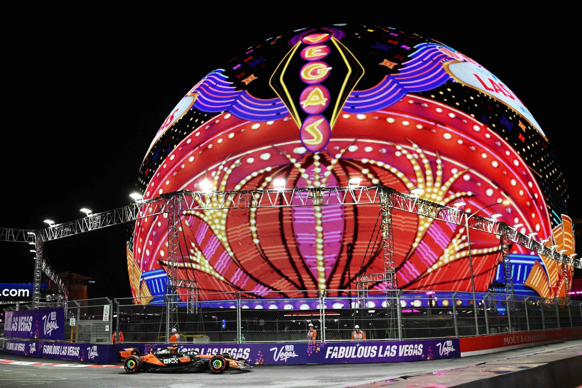 Las Vegas tiene un entorno muy llamativo, pero sufre por el clima y por defectos de su pista callejera, que no está óptima para recibir la prueba de clasificación de la 22ª estación de la Fórmula 1.