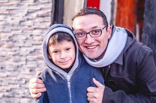 Día de la Solidaridad: un enfermero busca casa para un chico con piel de cristal