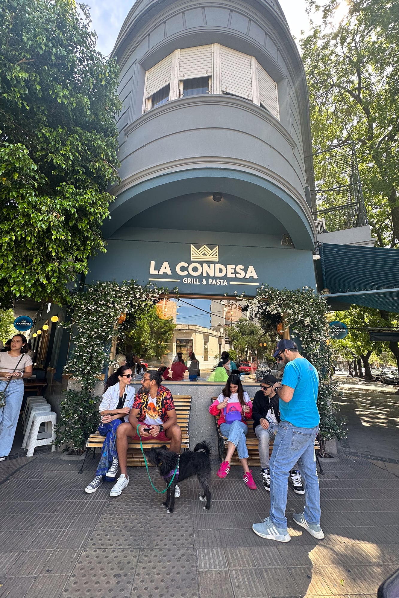 Un clásico, frente a la plaza