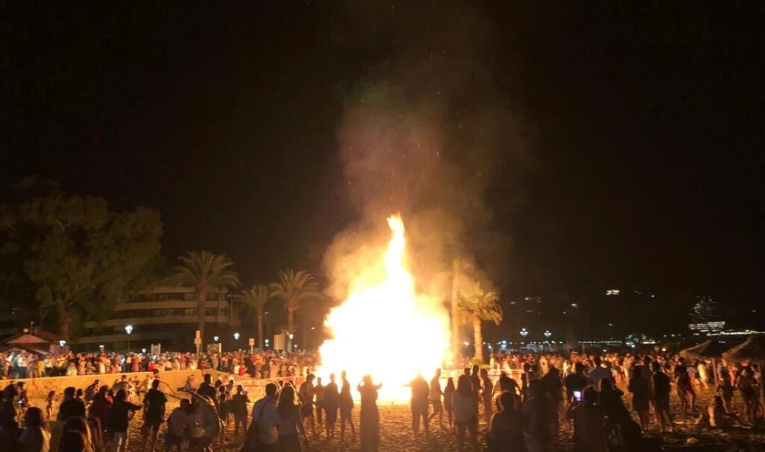 Hoguera de San Juan en las playas de Valencia, España