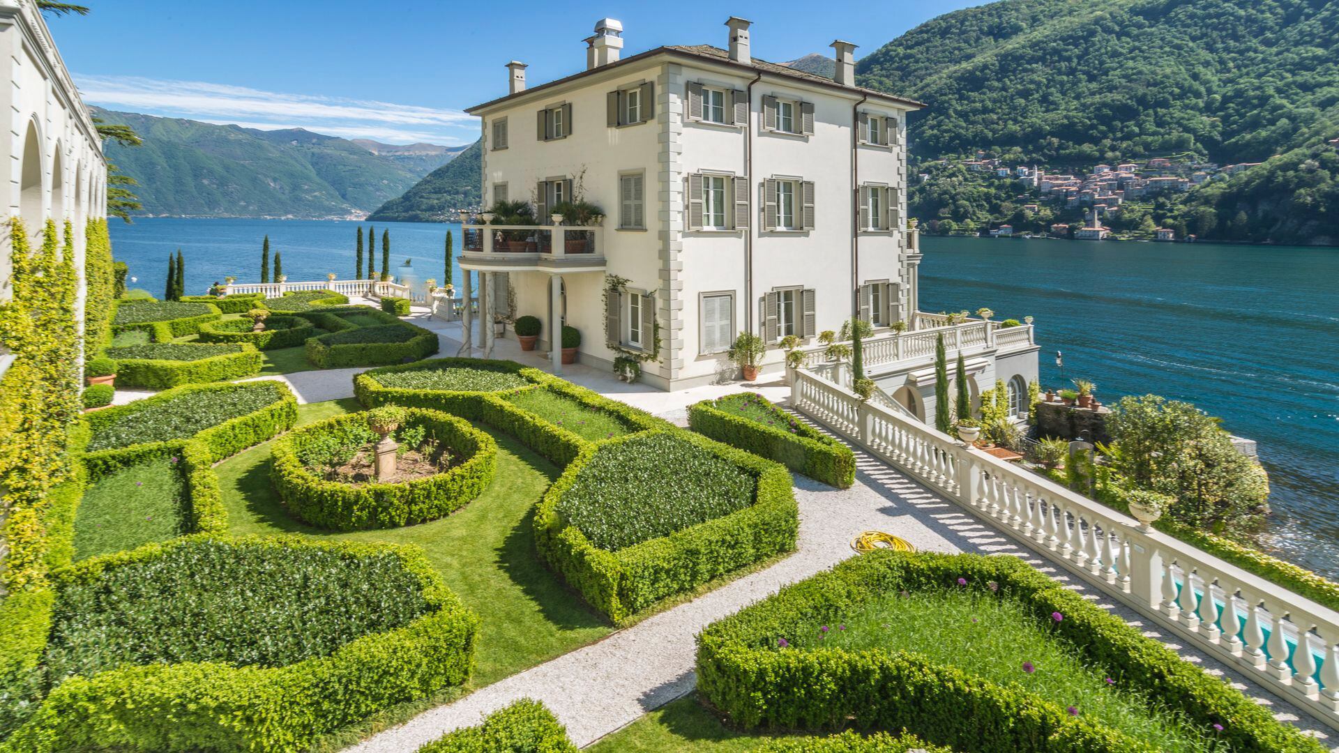 Ubicada en el pueblo de Laglio, Villa Oleandra destaca por su arquitectura clásica y sus jardines con vistas al Lago di Como