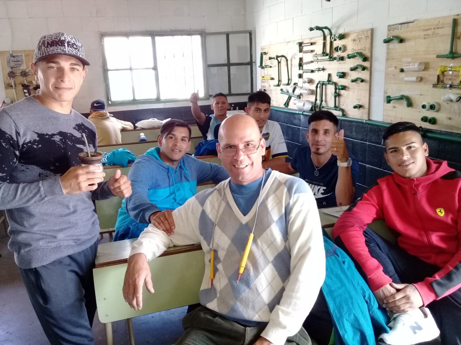 David junto a sus alumnos en la Fundación