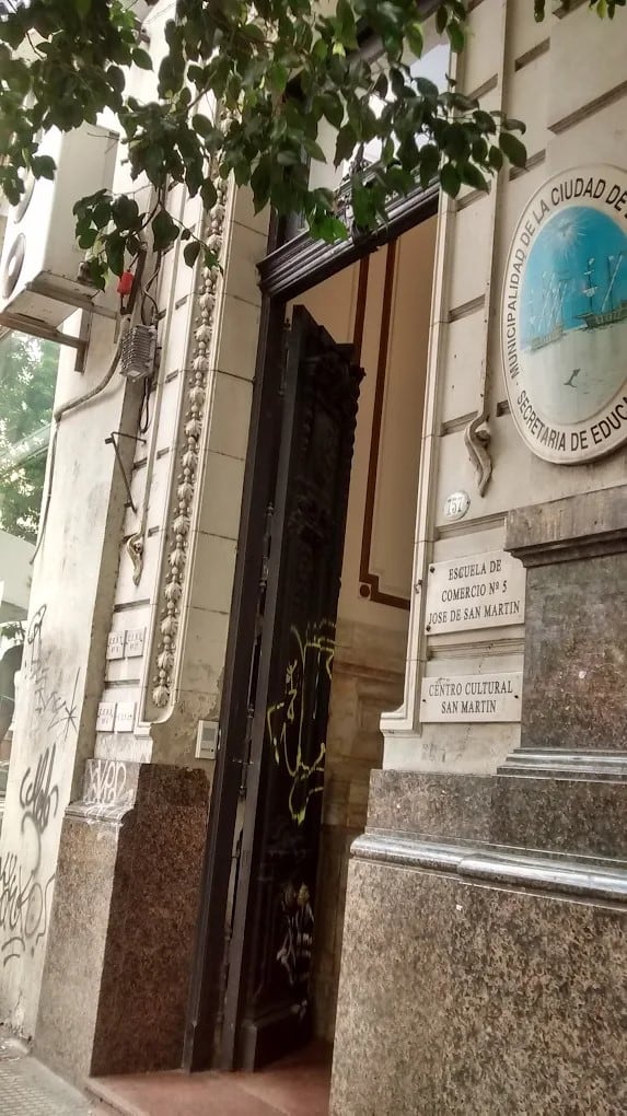 Frente de la Escuela de Comercio N°5, de Balvanera