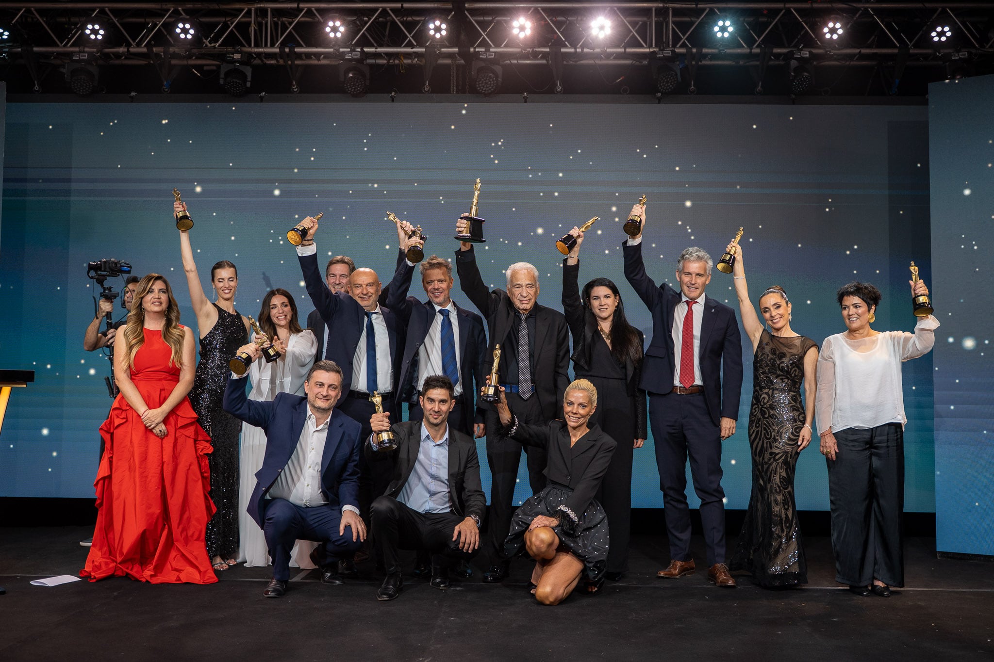 Los ganadores con sus respectivas estatuillas