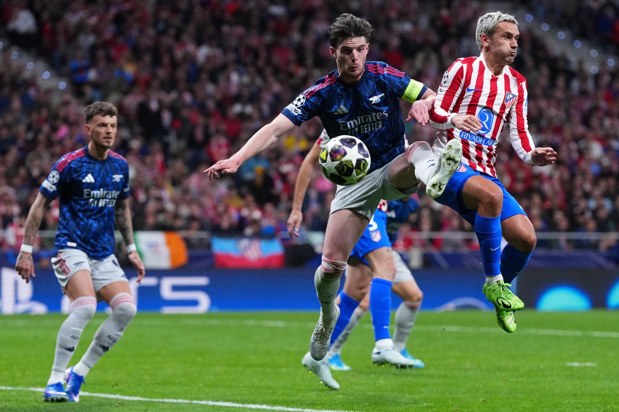 Declan Rice y Griezmann luchan por la pelota