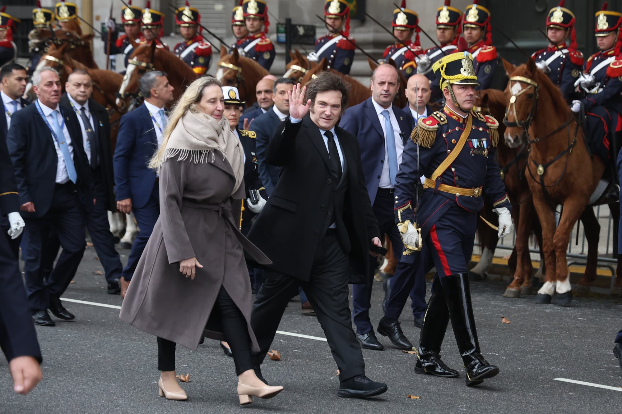 Javier y Karina Milei vuelven caminando a Casa de Gobierno al termino del Tedeum de 2025