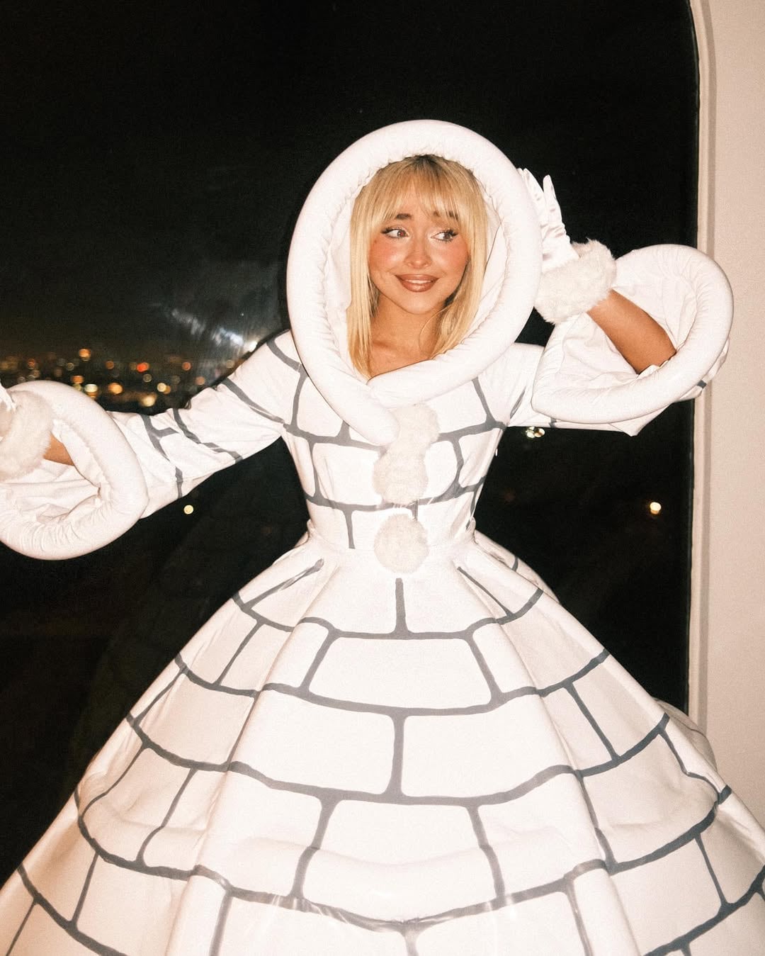 Halloween 2025: los diez disfraces icónicos de celebridades que dieron de qué hablar 8 Sabrina Carpenter se disfrazó de iglú en referencia a la comedia Lizzie McGuire