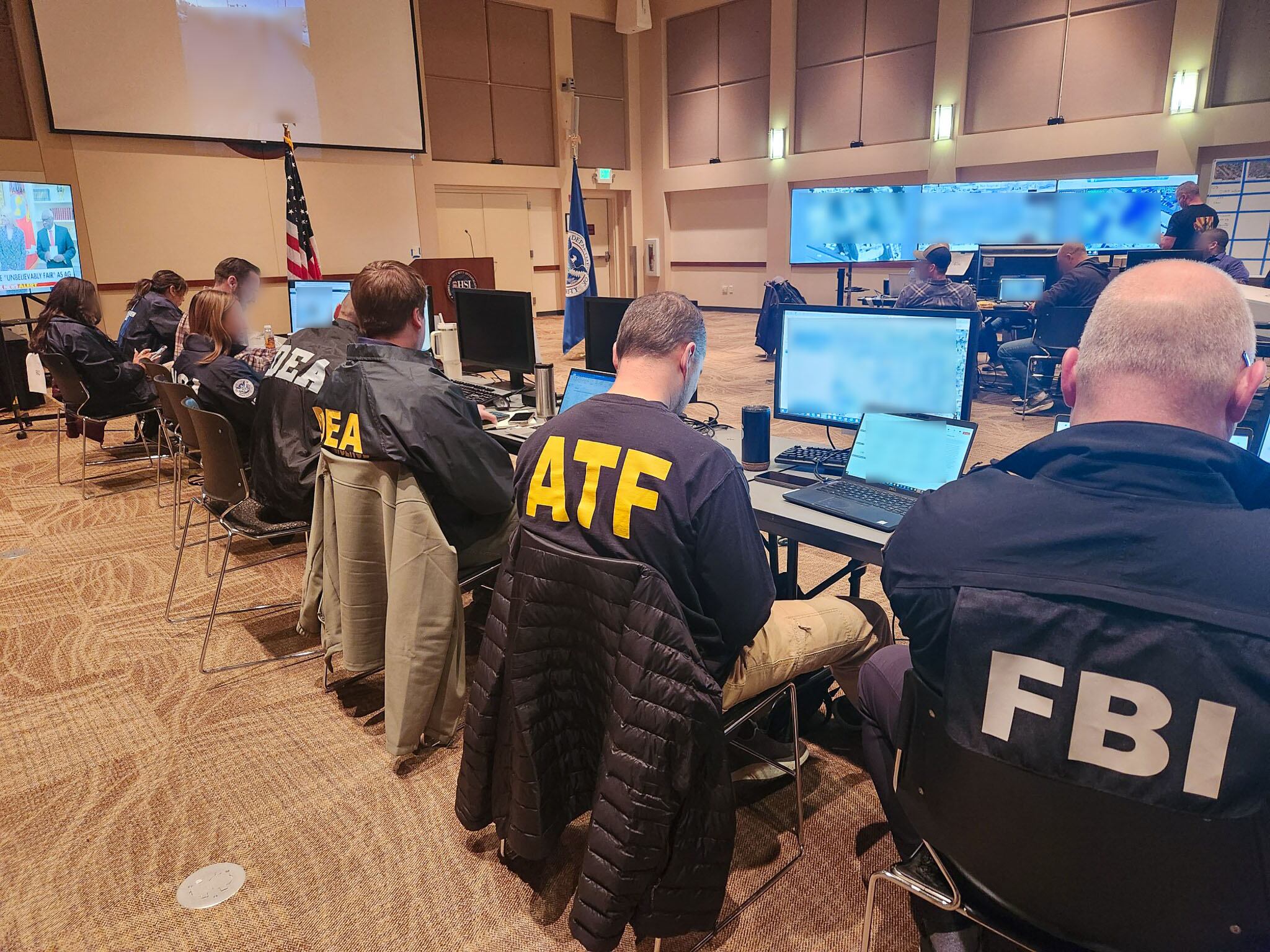 El ICE exige pasaporte vigente, certificado de nacimiento o prueba de trámite de documentos de viaje, además de evidencia adicional según el motivo de la solicitud