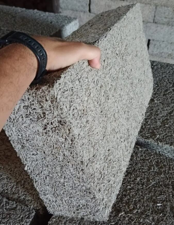 Asi lucen los ladrillos: el proceso mineraliza las fibras de la madera y es como una fusión de madera y concreto, explica Cordes