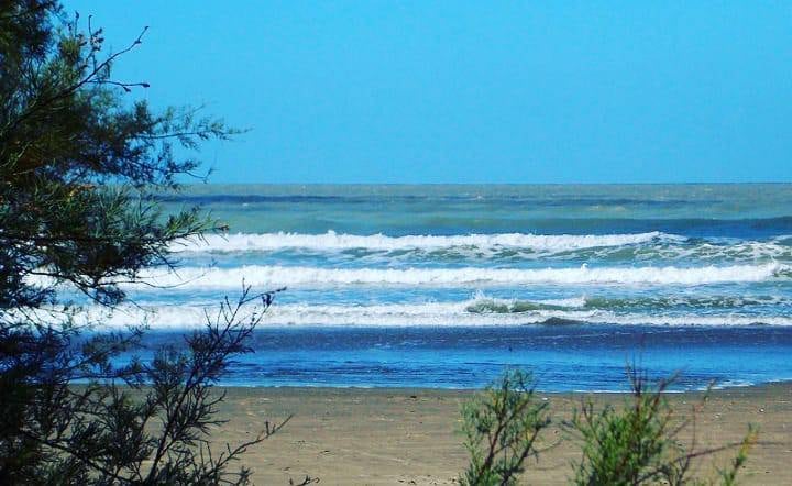 Las playas son amplias y se destacan por su escasa presencia de visitantes incluso en temporada alta