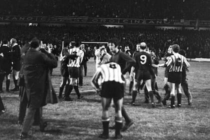 7) A la izquiera, Aguirre Suárez abraza a George Best, que ese año recibió el Balón de Oro; a la derecha, Malbernat se acerca a Bobby Charlton tras la final de 1968; en el medio, Bilardo