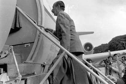 7 de abril: Jorge Rafael Videla sube al avión que lo llevará a Malvinas para el acto de asunción de Mario Benjamín Menéndez como gobernador de las islas
