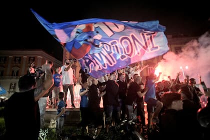 Napoli ganó su sexta Copa Italia y sus hinchas lo festejaron en las calles