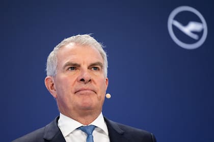 7 de marzo de 2024, Hesse, Fráncfort del Meno: Carsten Spohr, presidente del Consejo de Administración y CEO de Deutsche Lufthansa AG, habla con la prensa en marzo de 2024. Picture alliance (dpa/picture alliance via Getty Images)