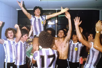 7 de septiembre de 1979: "Maradona debutó con la selección mayor de Argentina en 1977, pero se quedó fuera de la selección campeona del Mundial de 1978, ya que a sus 17 años se le consideraba demasiado joven. En su lugar, fue capitán de la selección sub-20 que ganó el Campeonato Mundial Juvenil de la FIFA de 1979 y fue nombrado mejor jugador del torneo", explica Prowse.


