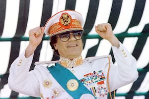 7 de septiembre de 1999. Con uniforme de gala, Muammar Gaddafi preside el desfile militar con el que celebró los 30 años de la revolución que lo llevó al poder. (Photo by Georges MERILLON/Gamma-Rapho via Getty Images)