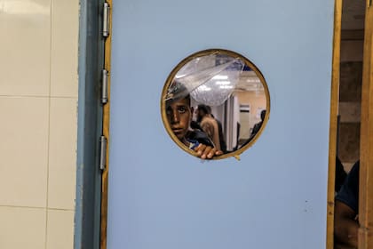 7 de septiembre de 2025, Territorios Palestinos, Khan Younis: Un niño palestino observa a los heridos y muertos en el Hospital Al Nasser