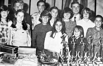 7) Entrega de premios en el Metropolitano SITAS 1981. Posan las campeonas de las distintas categorías, entre ellas Sabatini.