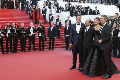 Javier Bardem, el iraní Asghar Farhadi, Penélope Cruz y Ricardo Darín: actores y director de Todos lo saben, película que abrió Cannes 2018