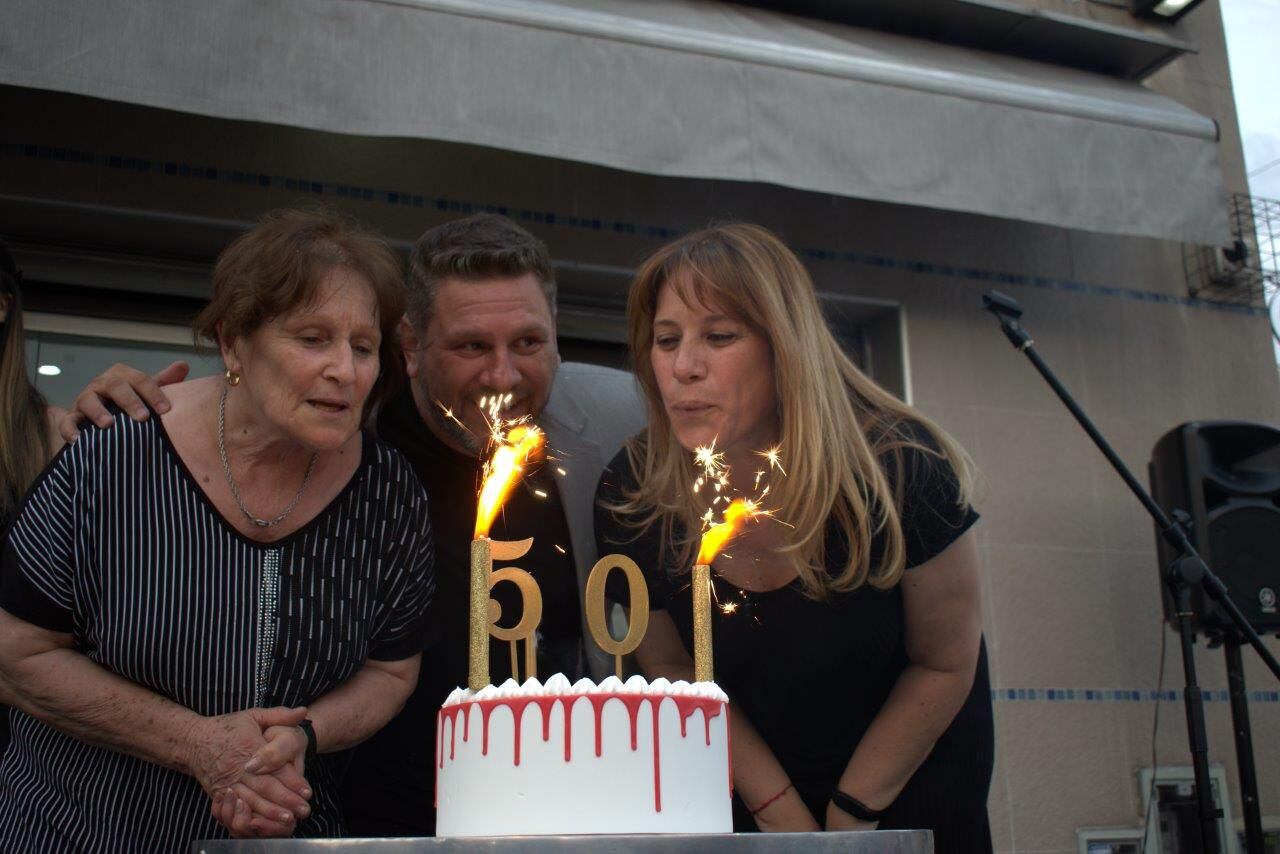 Roberto, Viviana y Antonia celebrando los 50 años de la cadena, en 2022