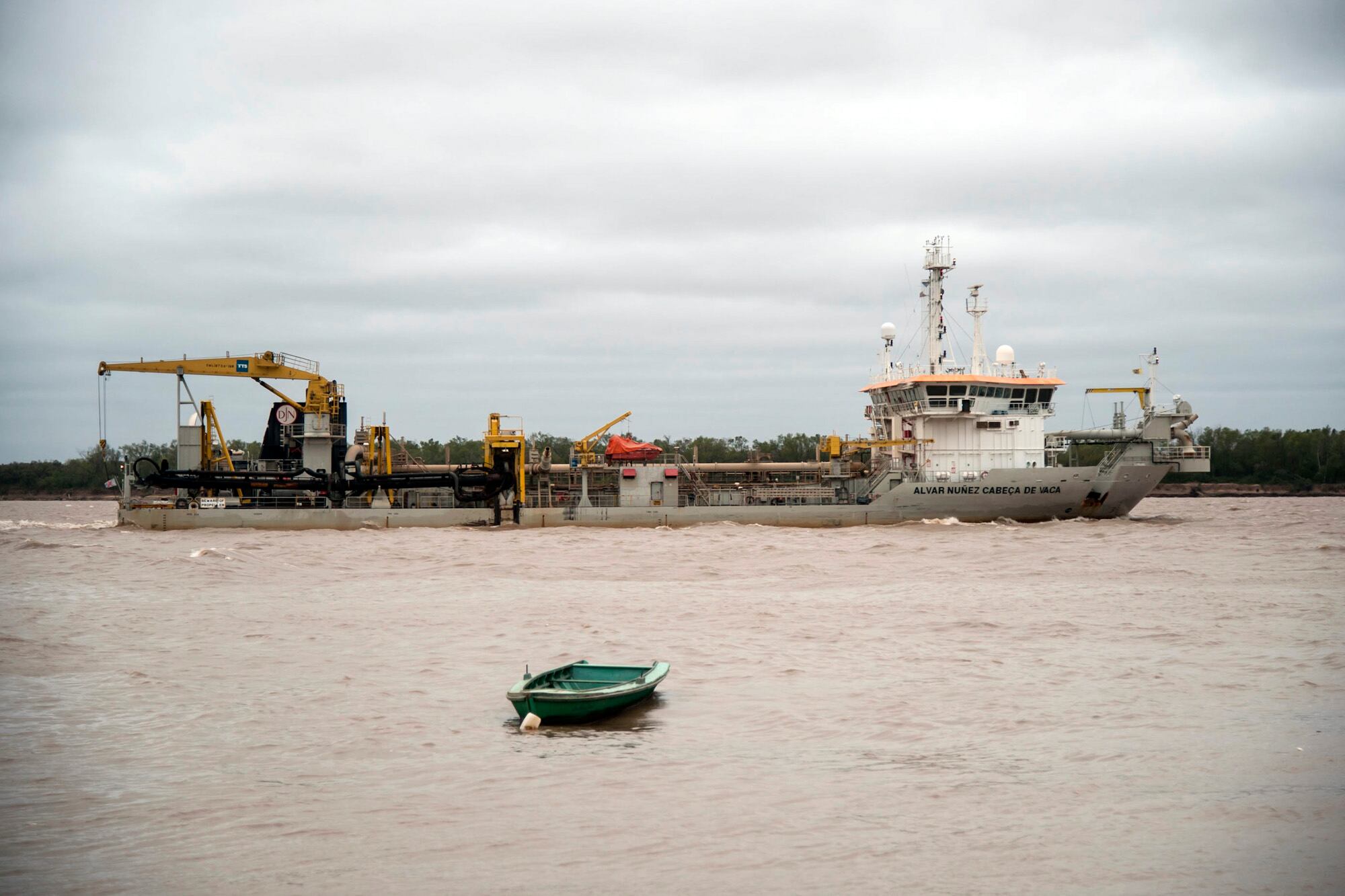 Una draga, en pleno trabajo en el río Paraná