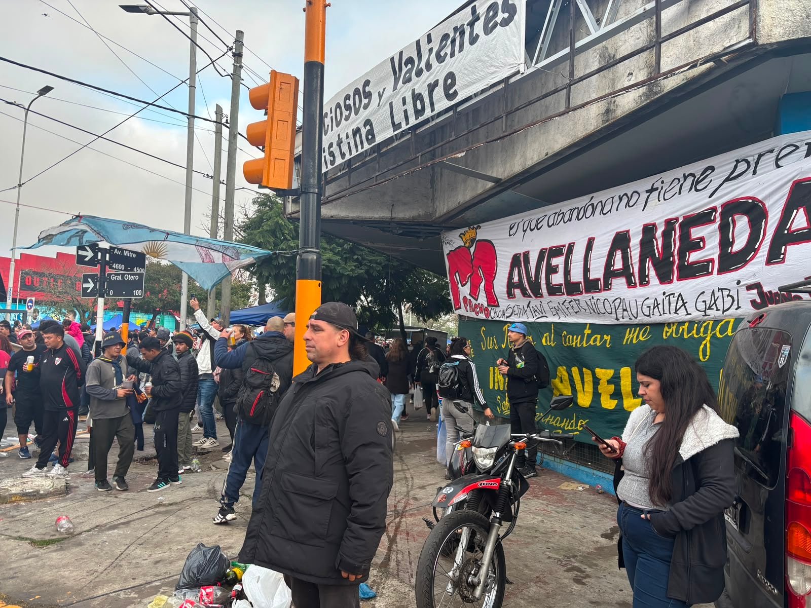 Cientos de fanáticos ya se acercan al partido de Avellaneda