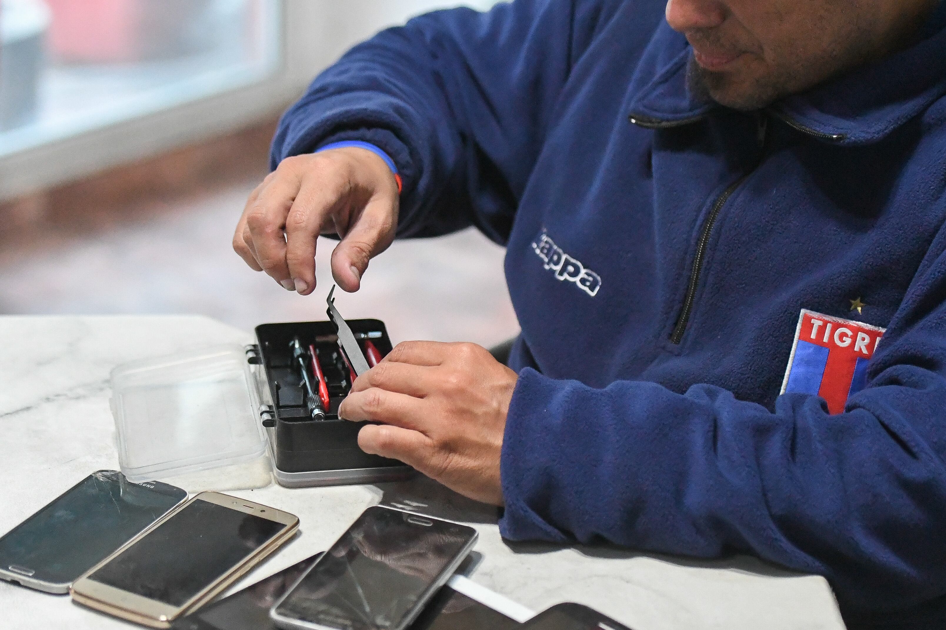 Hace un año y medio, Federico hizo un curso para hacer arreglos en celulares (hace cambios de batería, fichas, pantallas rotas)