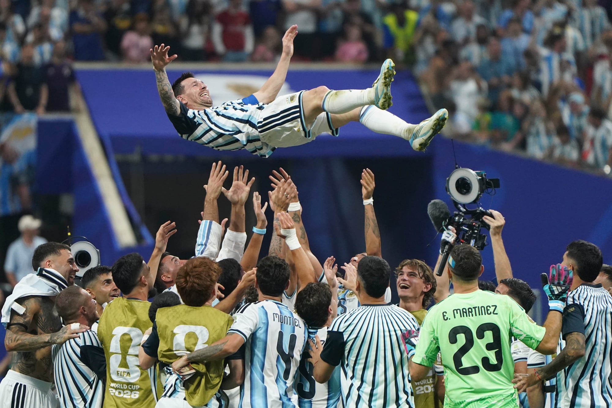 Messi tras el triunfo argentino, festejando con sus compañeros