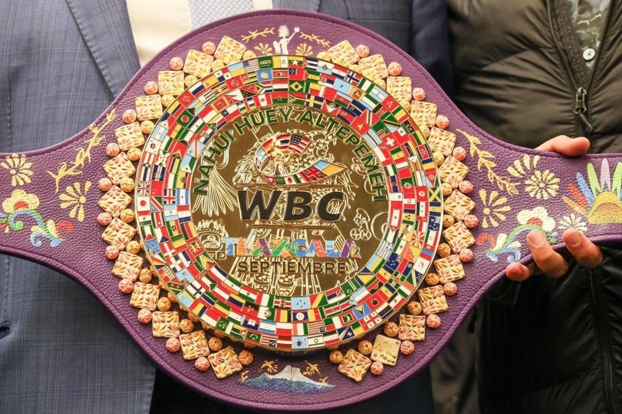 El cinturón hecho en México para la pelea de