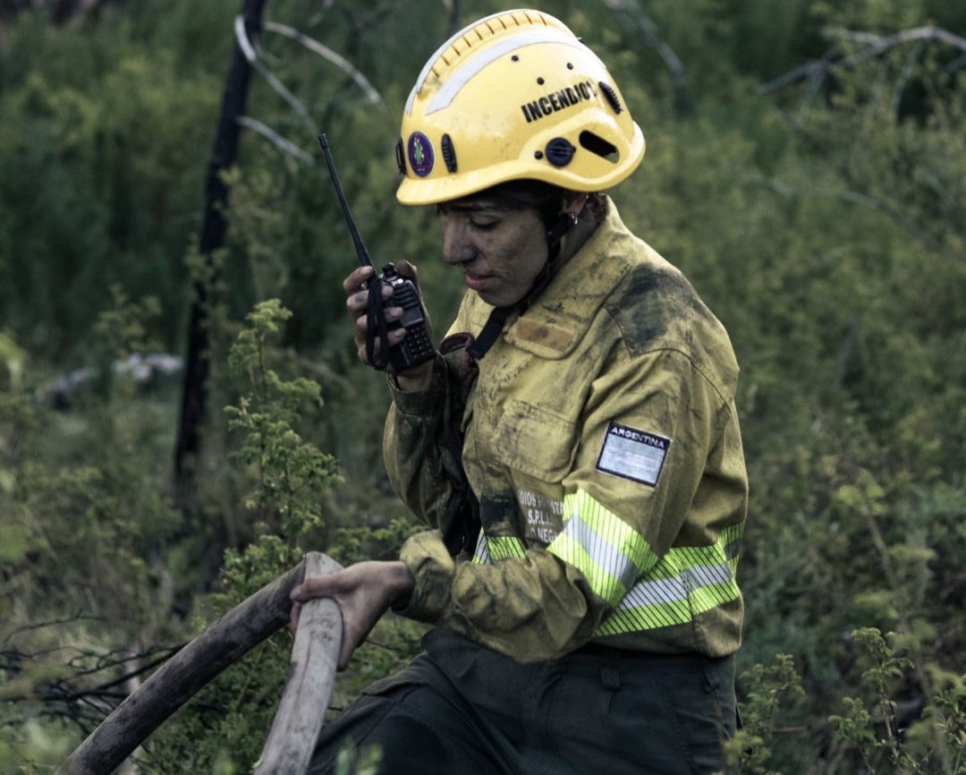 Priscila López, brigadista del SPLIF en El Bolsón, cursa la Tecnicatura Superior en Análisis de Incendios Forestales, mientras proyecta su camino en el oficio.