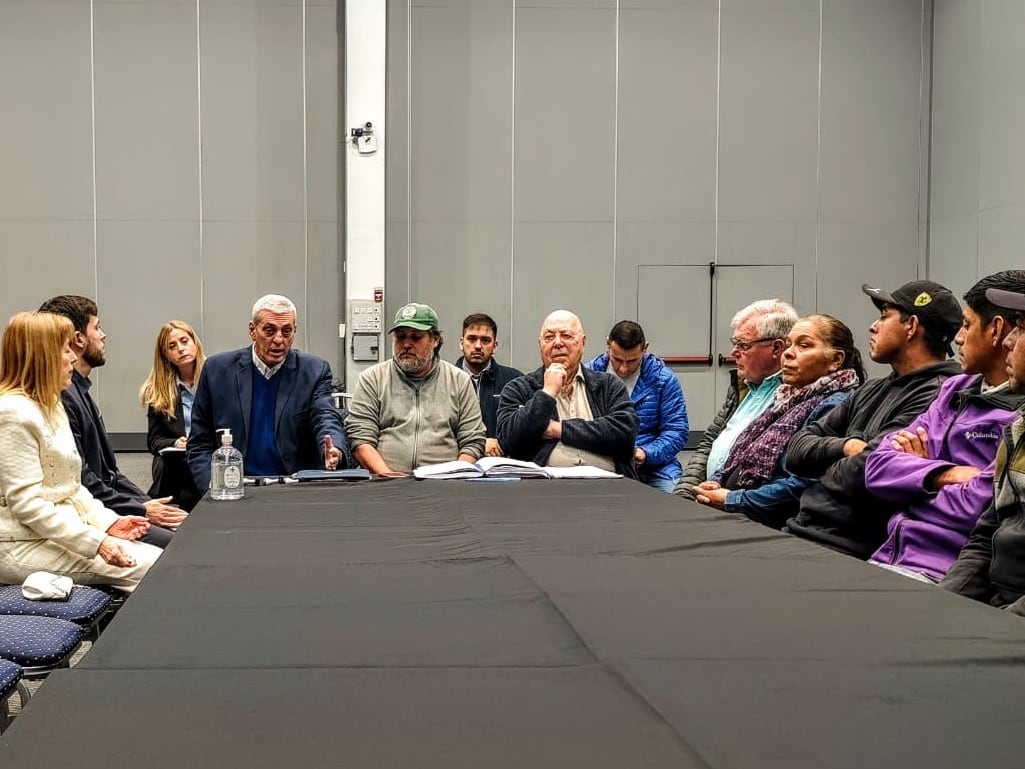 Ramiro Santillán, secretario de Justicia de Santiago del Estero; Adolfo Farias, del Mocase, y Roberto Urquía