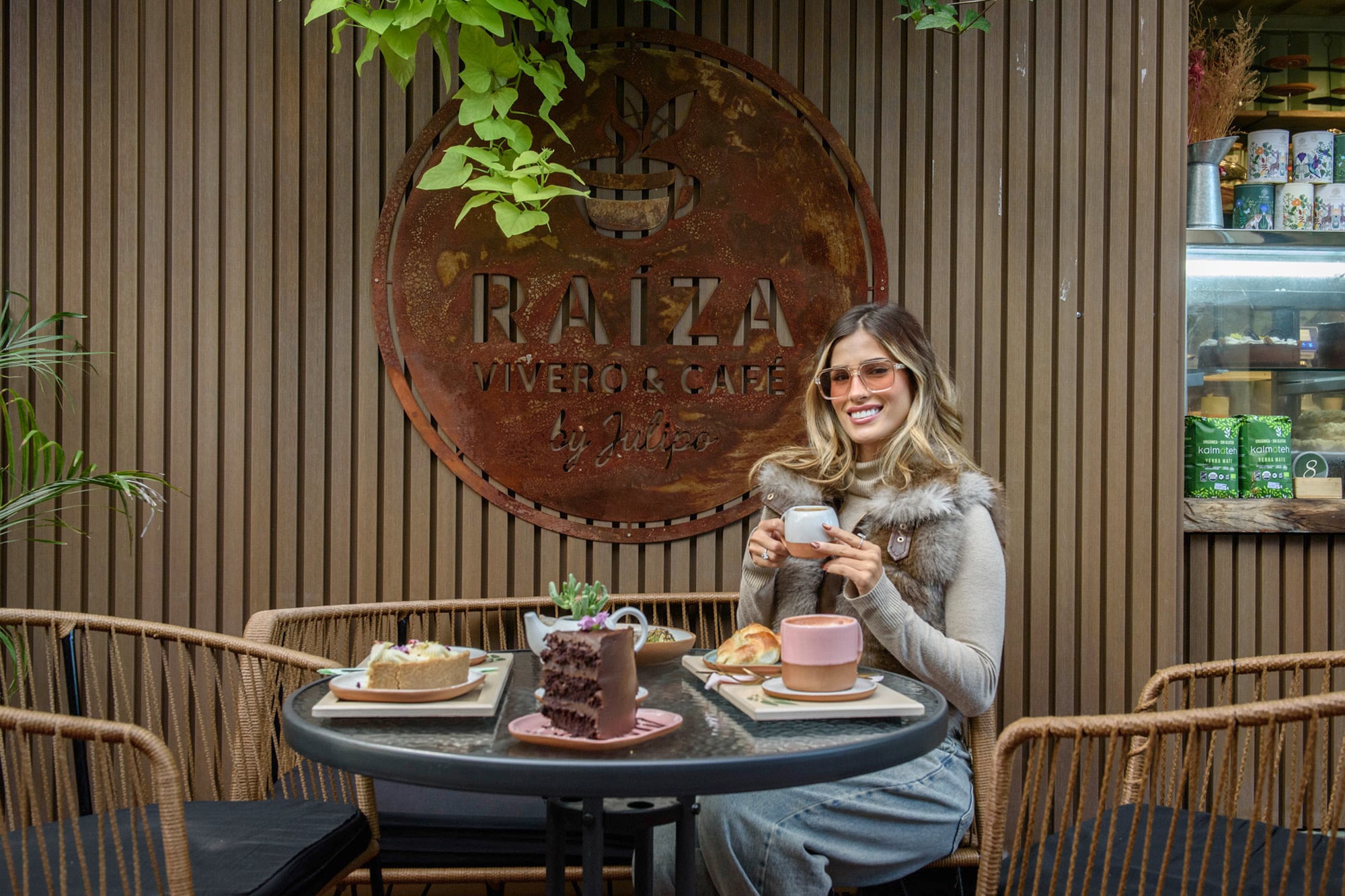 Juli Poggio degustando la pastelería fina y el café de especialidad que ofrecen en su emprendimiento