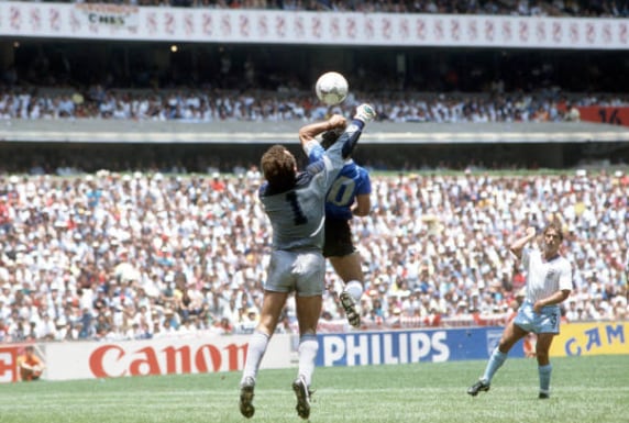 Años más tarde, Maradona reconocería que el gol lo hizo con la mano