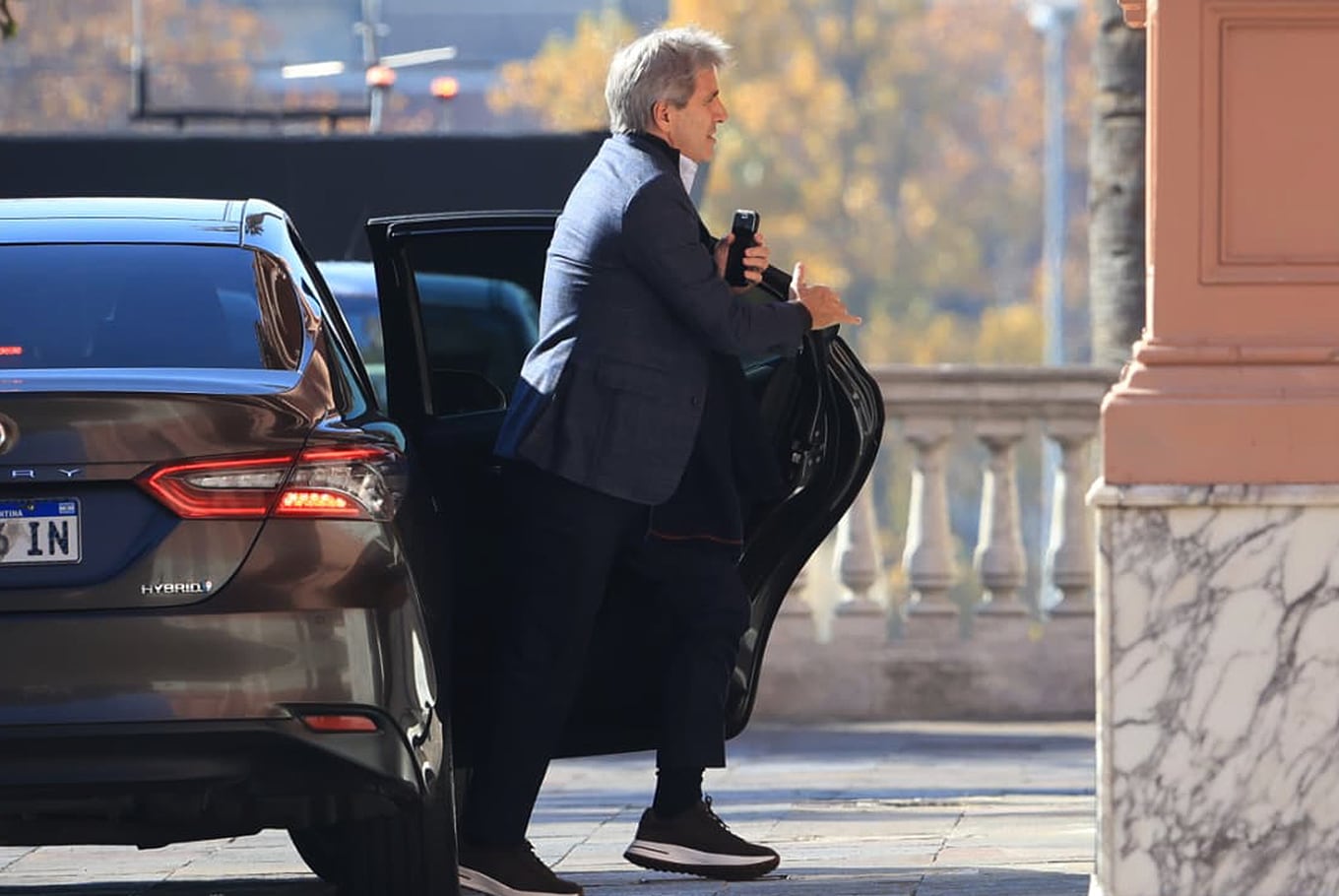 Se reunió la mesa política del Gobierno después de los gestos de Milei para frenar la interna libertaria 8 Luis Caputo, ministro de Economía, estará en la cumbre de la mesa política