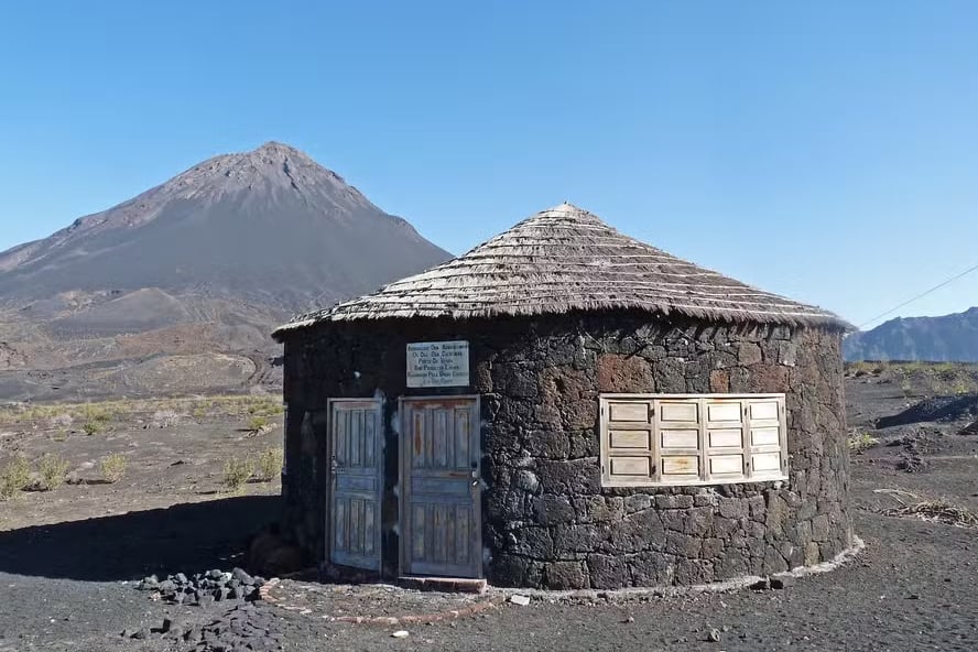 Las piedras volcánicas utilizadas para construir las casas, se volvieron una de las características más notables de la zona