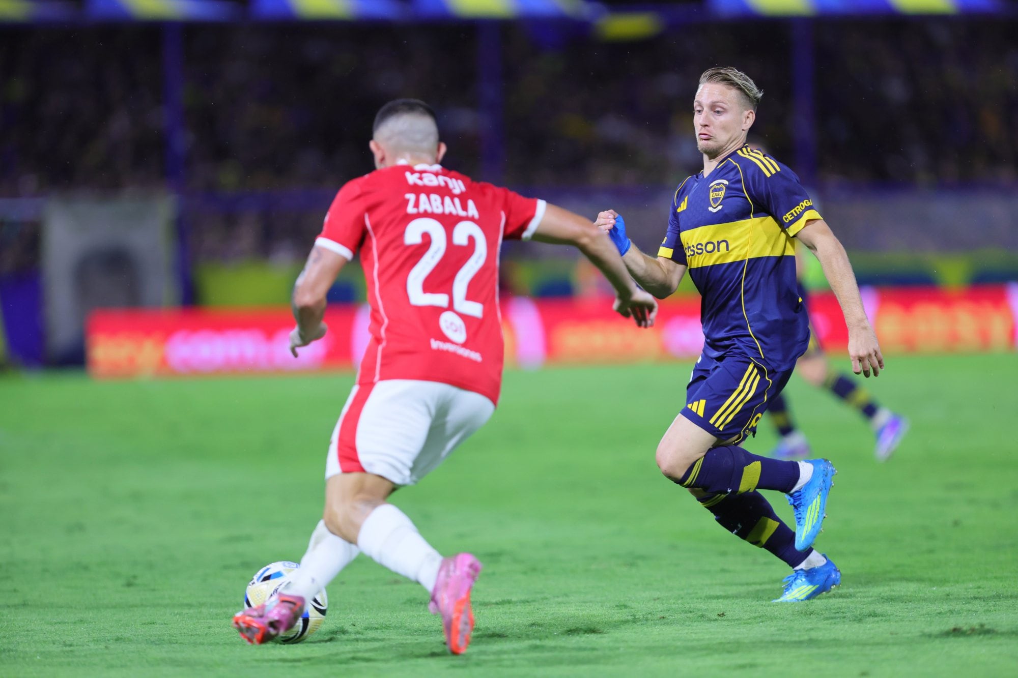 Santiago Ascacibar intenta marcar a Facundo Zabala