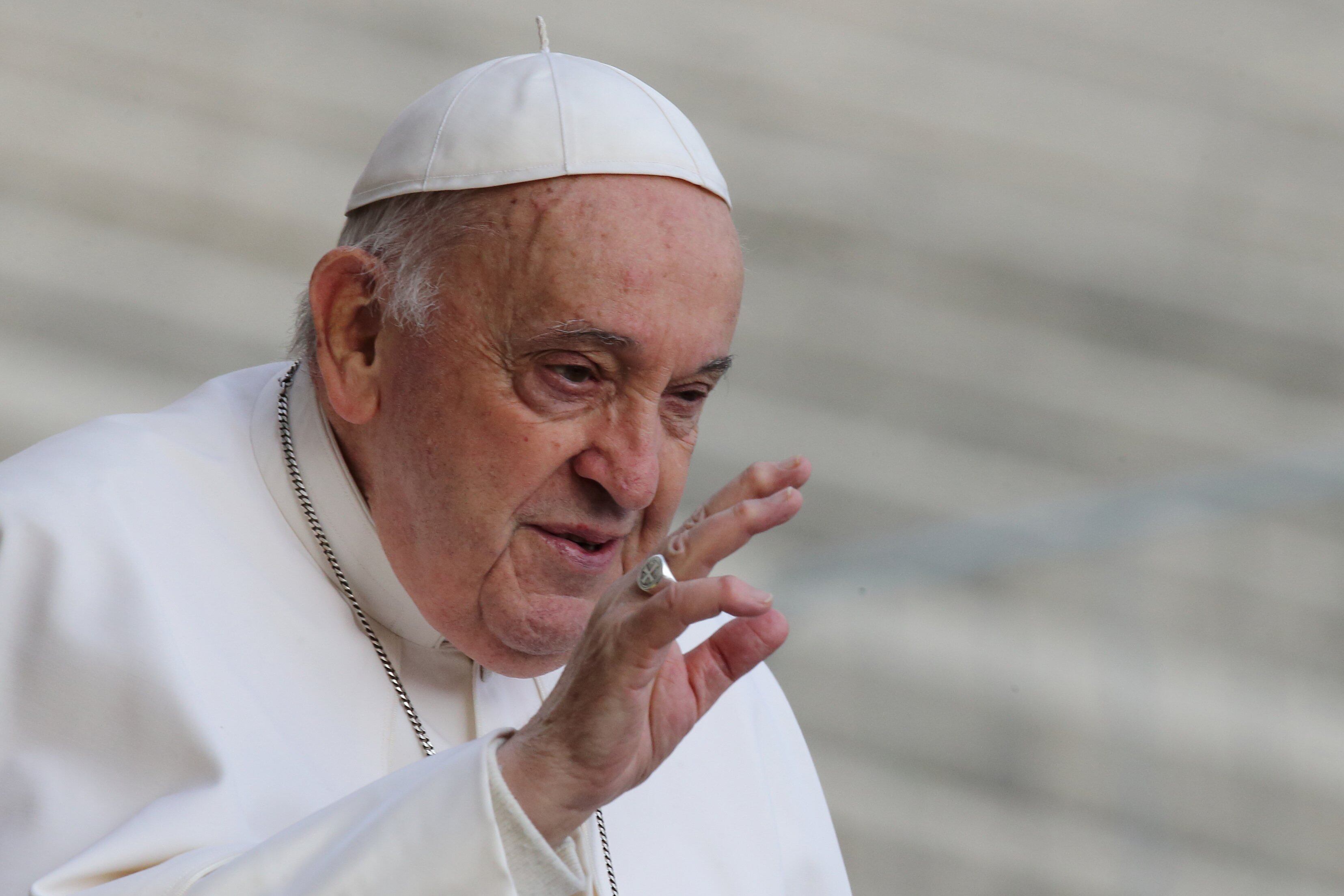 El papa Francisco saluda durante su audiencia general del miércoles 10 de abril de 2024 en la Plaza de San Pedro en el Vaticano
