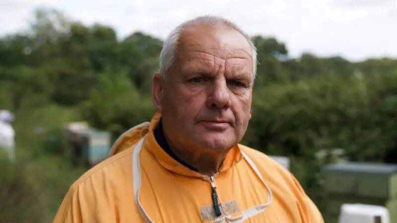 Nick Mensikov tiene colmenas desde hace 15 años y vende miel en el sur de Gales