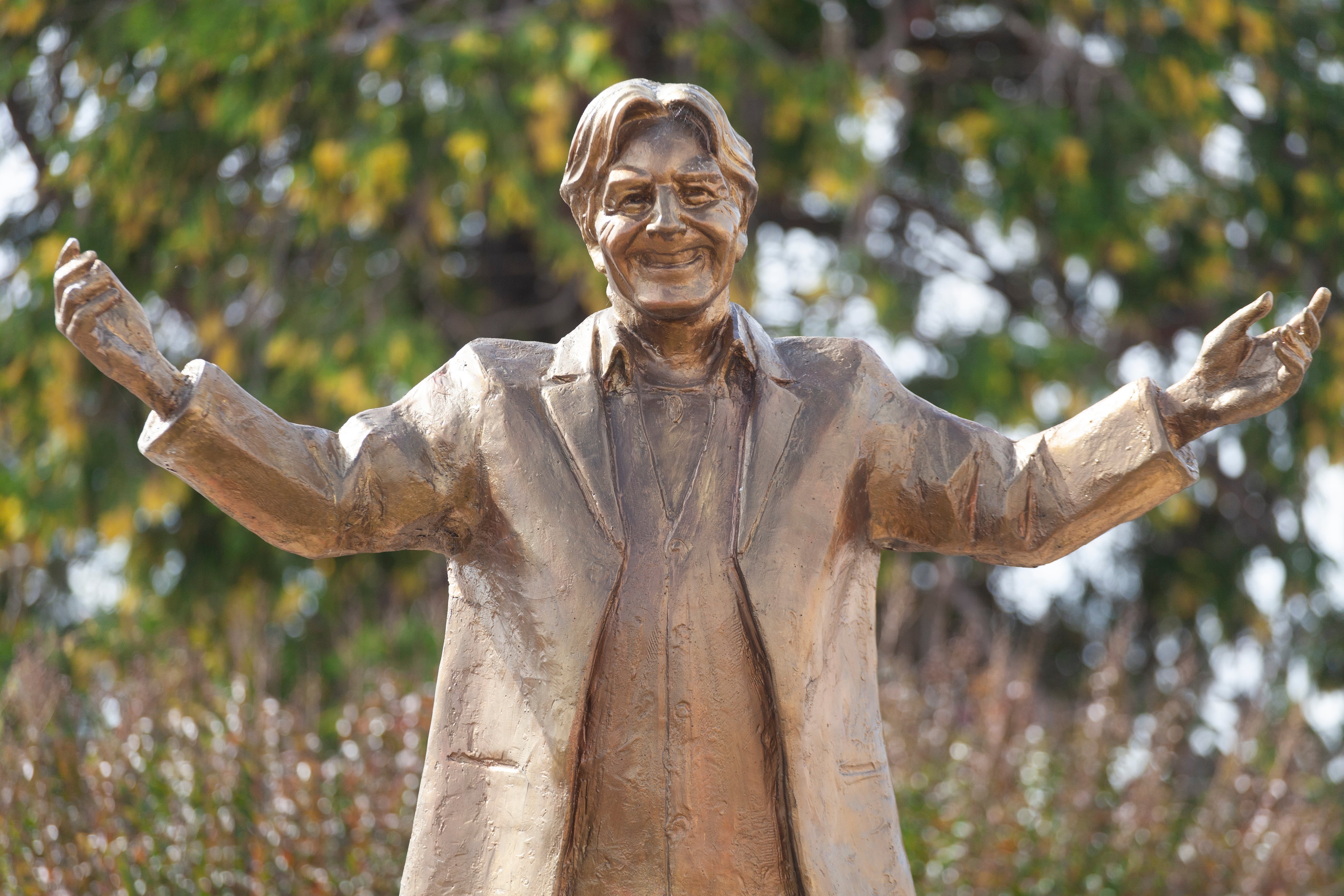 Estatua que recuerda a Sergio Denis, originario de la colonia 2.