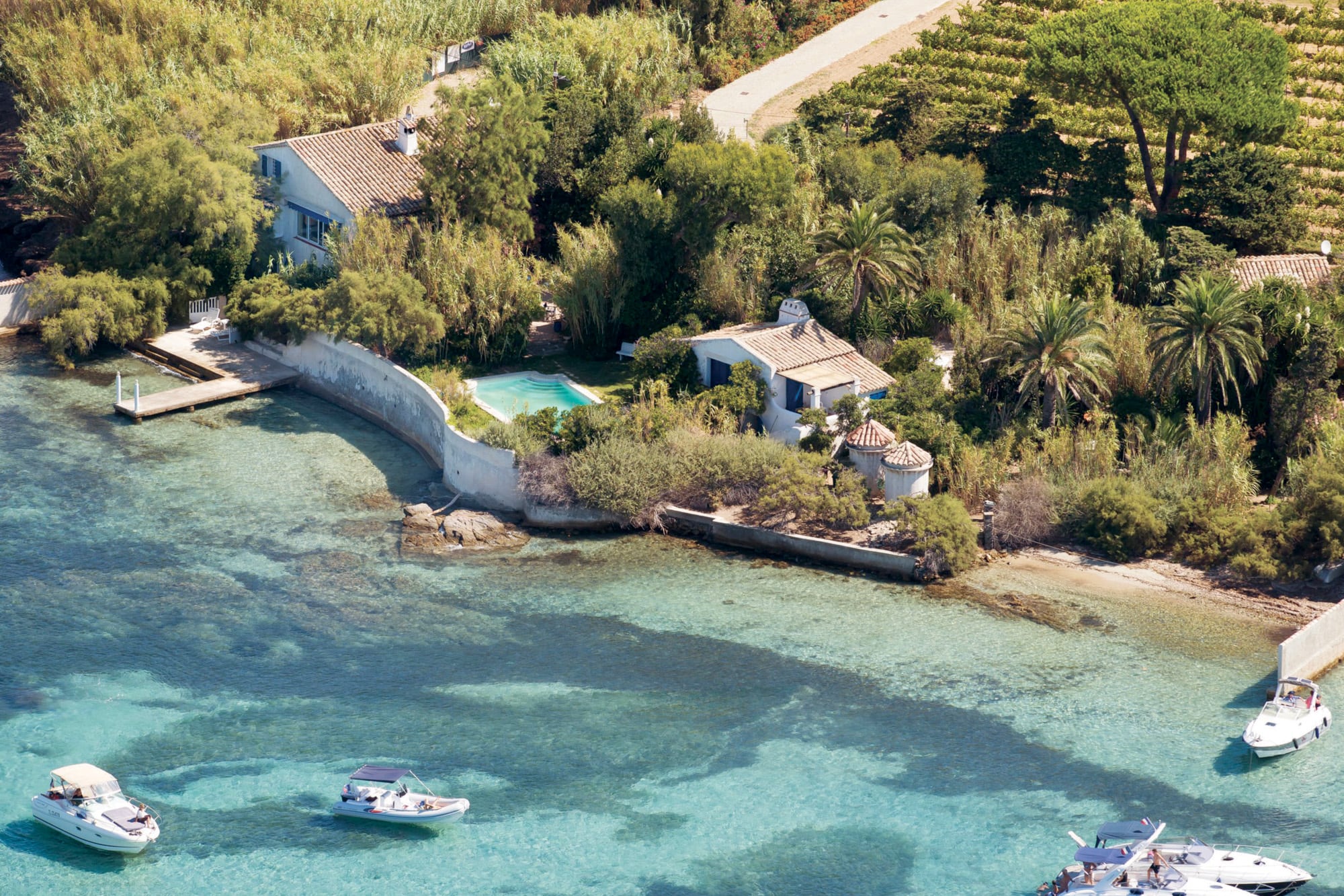 Vista aérea de La Madrague, la propiedad con ocho habitaciones, ocho baños, casa de huéspedes, viñedo y muelle propio en la que BB se recluyó desde 1958