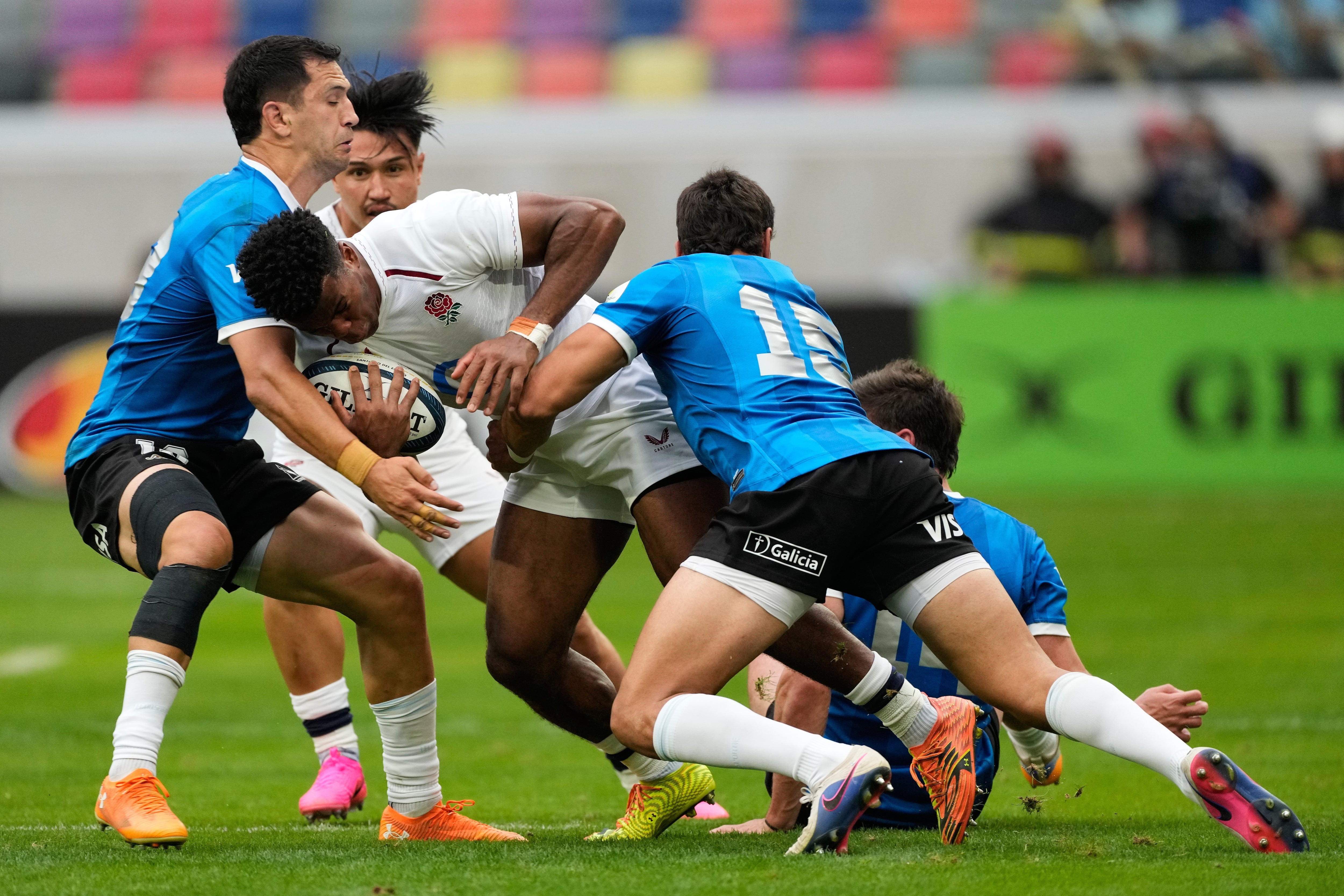 Immanuel Feyi-Waboso es tackleado por Santiago Carreras y Matias Moroni