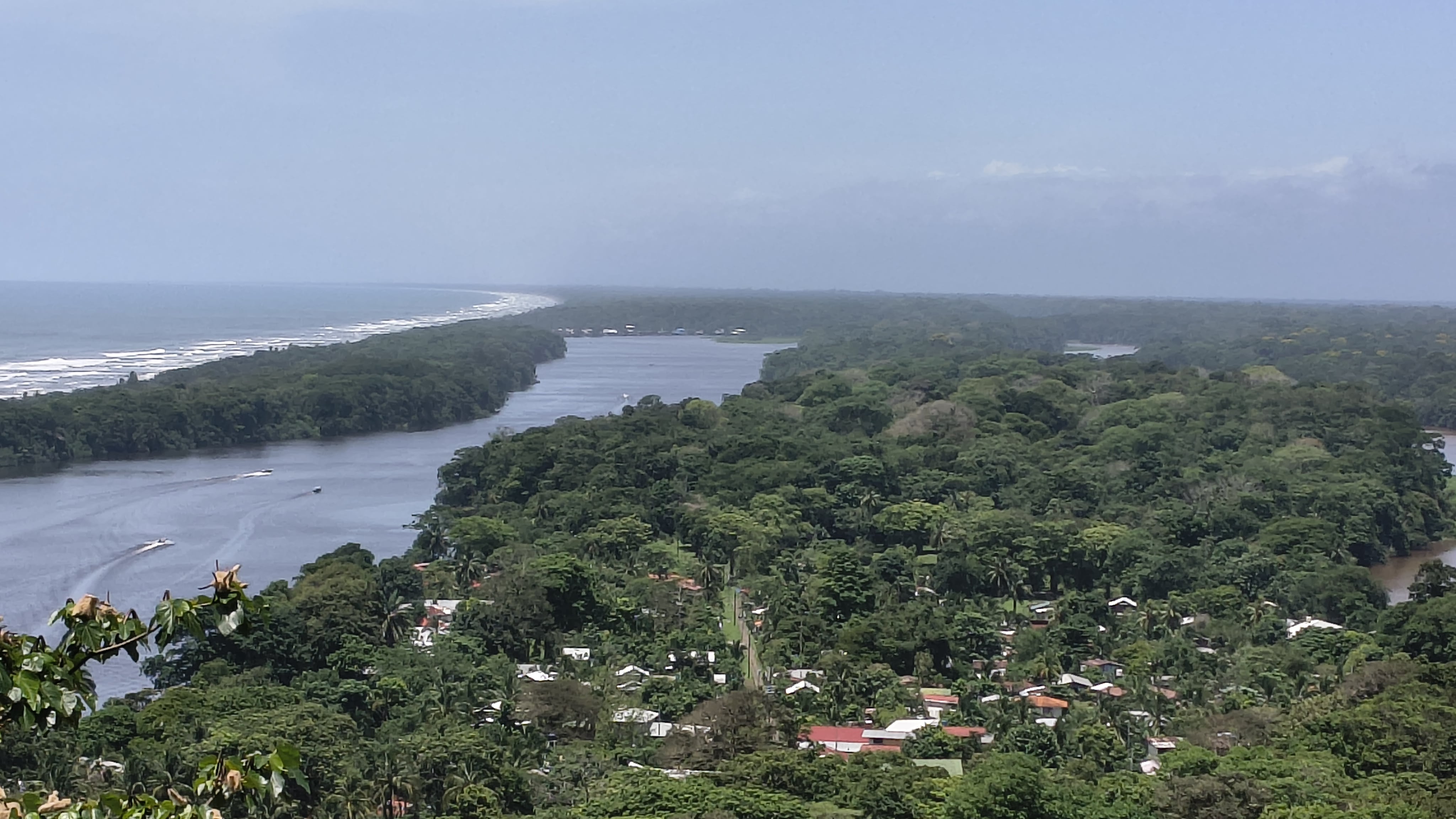 La vista al mar, los canales y la selva desde el mirador del cerro Tortuguero
