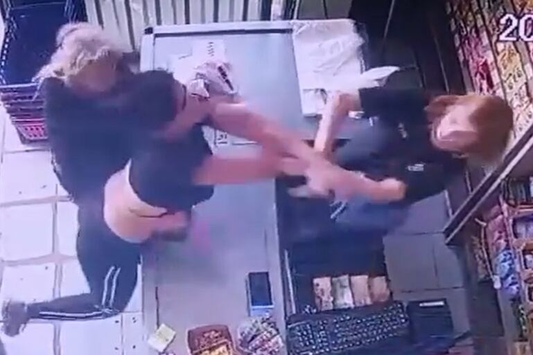 Ataque salvaje. Dos mujeres le dieron una brutal paliza a la cajera de un supermercado chino
