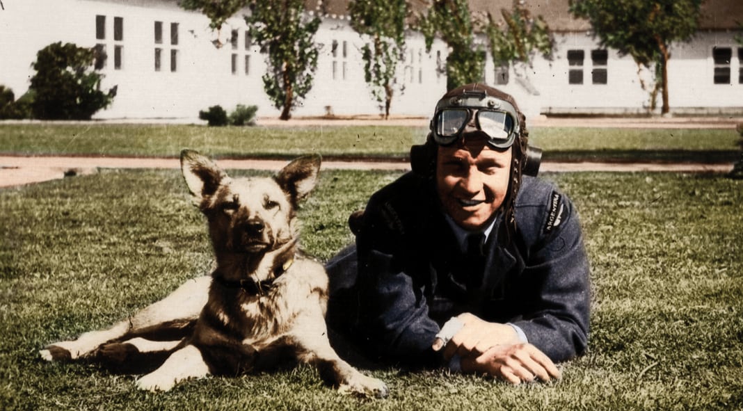 Tito Withington, con su uniforme, fue piloto de bombarderos Avro Lancaster de la RAF